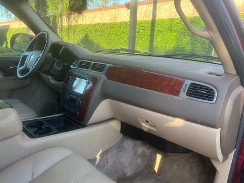 Used 2010 Chevrolet Tahoe LT RWD image 2