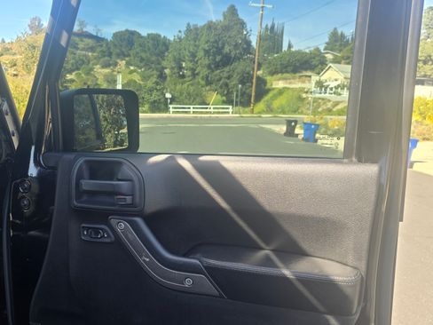 Used 2013 Jeep Wrangler Unlimited Sahara image 25