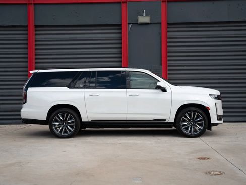 Used 2022 Cadillac Escalade ESV Sport Platinum w/ Heavy-Duty Trailer Package image 4