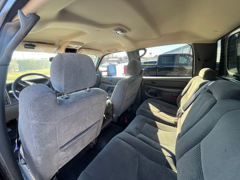 Used 2006 Chevrolet Silverado 2500 LT w/ Heavy-Duty Power Package image 12