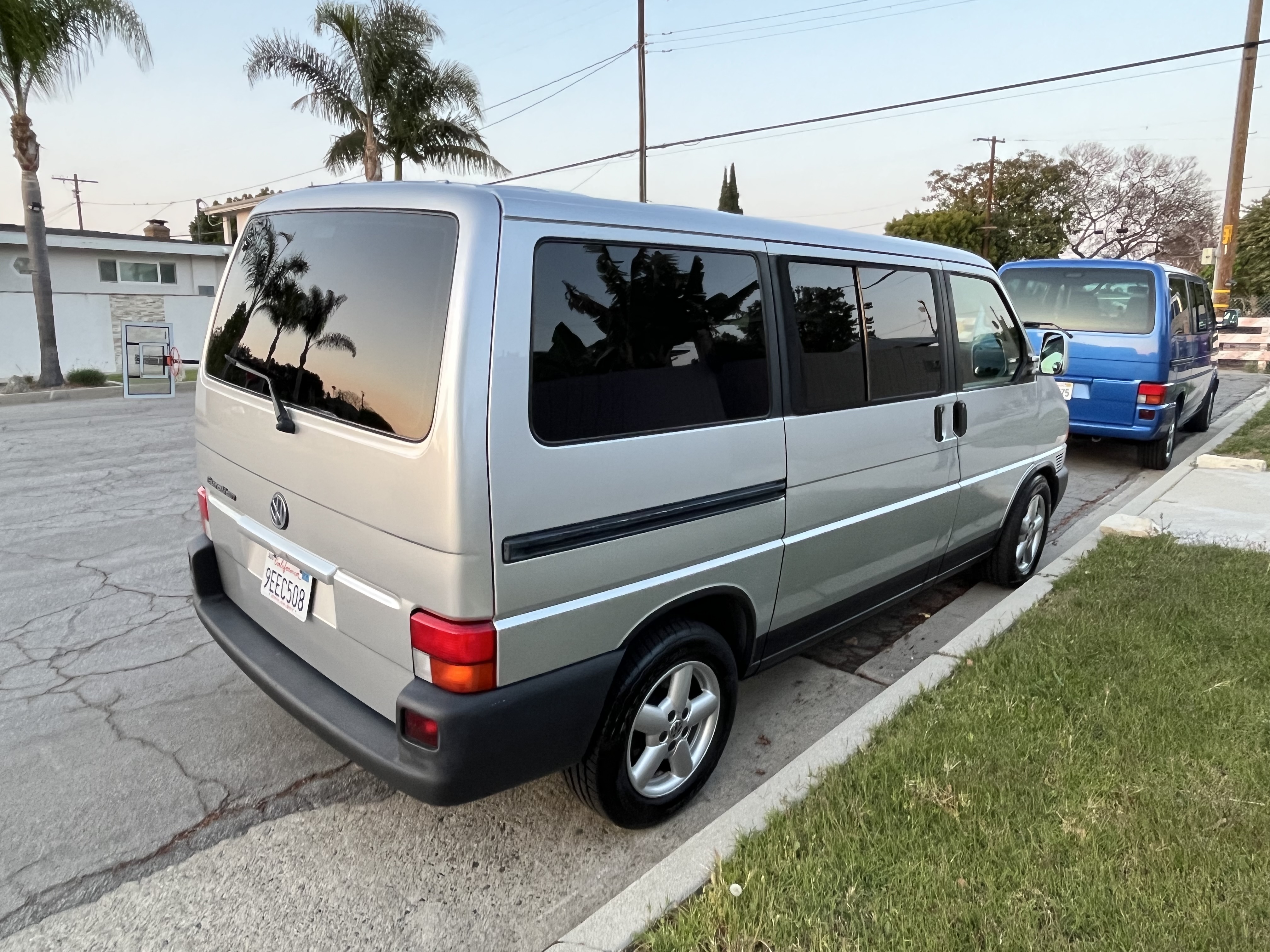 Used 2002 Volkswagen Eurovan GLS FWD image 2