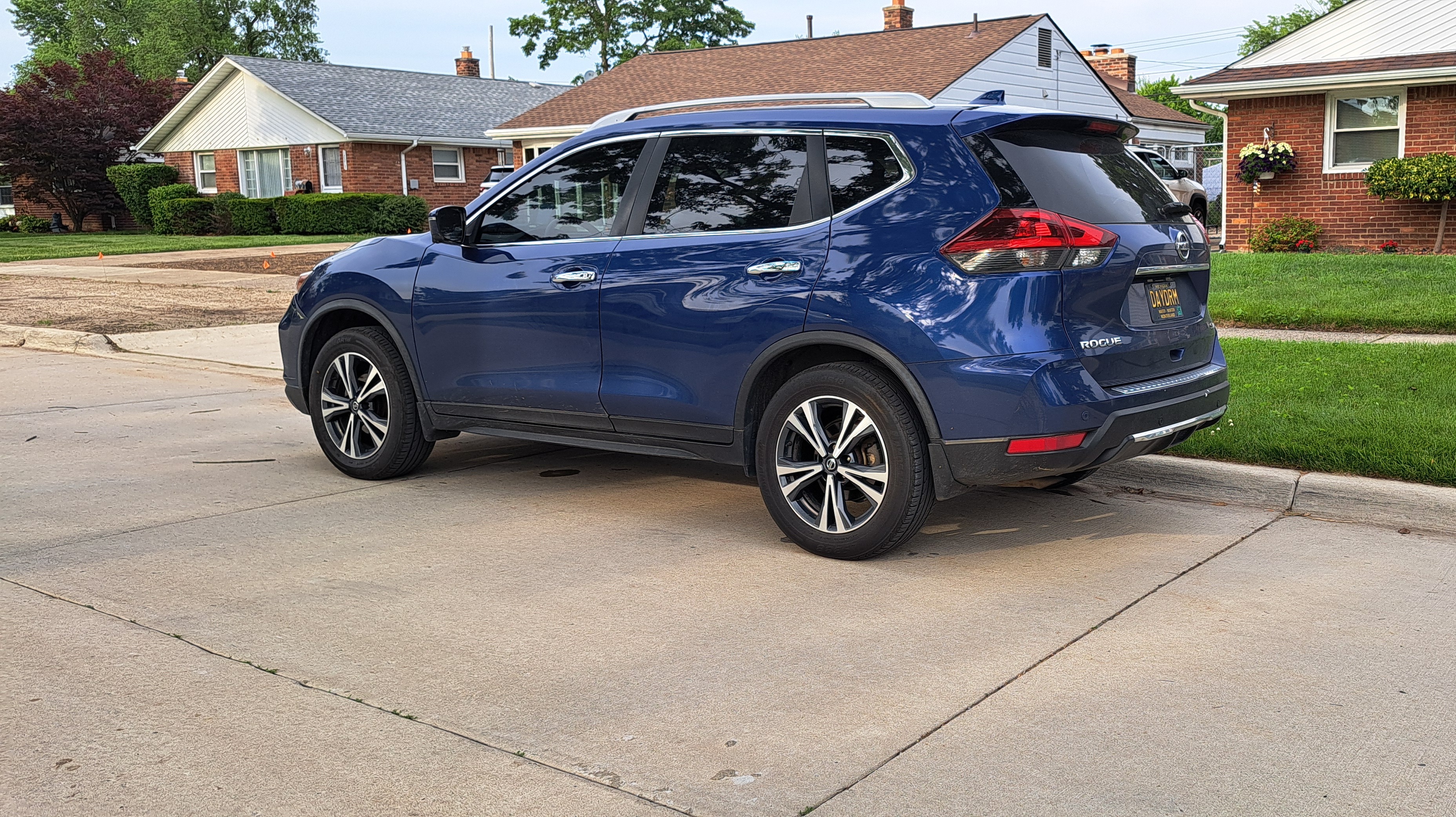 Used 2019 Nissan Rogue SV w/ Premium Package AWD/4WD image 2