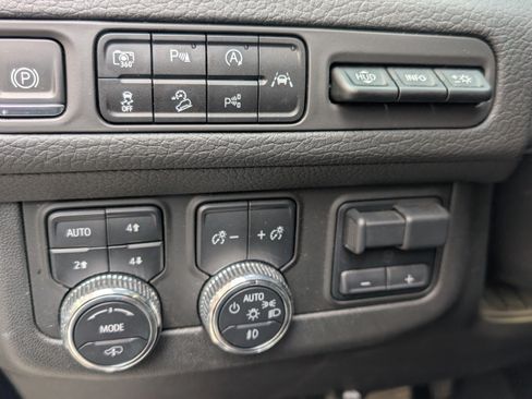 Used 2023 GMC Yukon Denali w/ Advanced Technology Package image 21