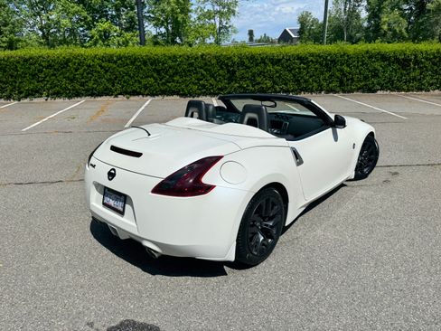 Used 2015 Nissan 370Z Touring image 4