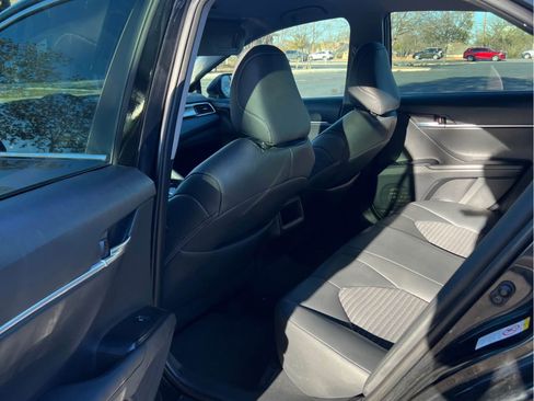 Used 2018 Toyota Camry SE w/ Moonroof Package image 4