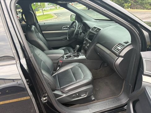 Used 2018 Ford Explorer XLT w/ Equipment Group 202A FWD image 15
