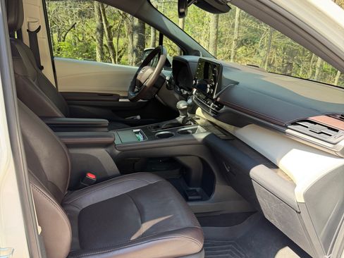 Used 2021 Toyota Sienna Platinum image 13