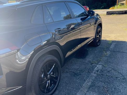 Used 2025 Volkswagen Atlas Cross Sport SEL R-Line image 12