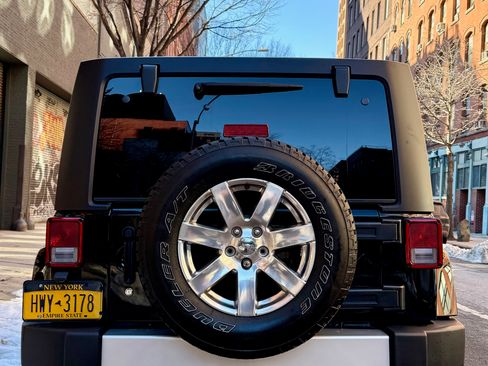 Used 2015 Jeep Wrangler Unlimited Sahara w/ Katzkin Premium Leather Group image 22