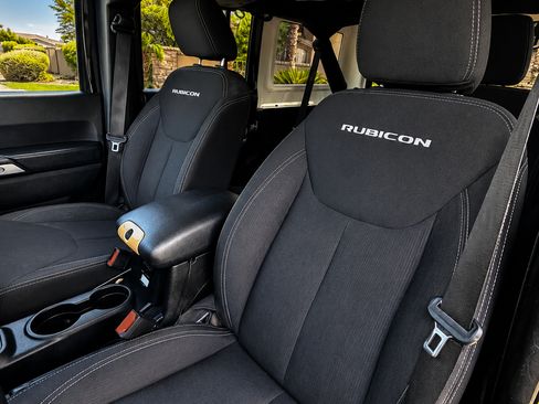 Used 2016 Jeep Wrangler Unlimited Rubicon w/ Connectivity Group AWD/4WD image 5
