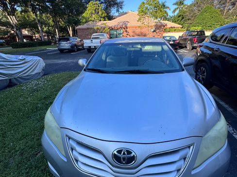 Used 2010 Toyota Camry LE image 5