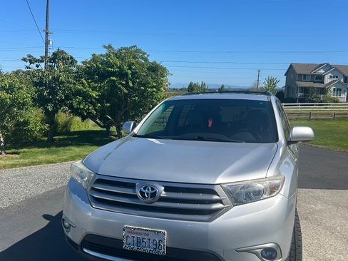 Used 2011 Toyota Highlander Limited w/ Preferred Accessory Pkg AWD/4WD image 5