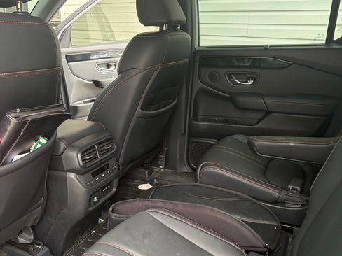 Used 2025 Honda Pilot TrailSport image 16