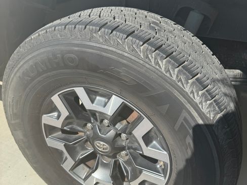 Used 2019 Toyota Tacoma TRD Off-Road w/ Technology Package AWD/4WD image 13