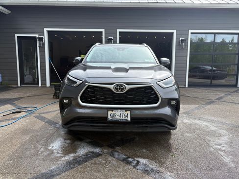 Used 2023 Toyota Highlander XLE AWD/4WD image 2