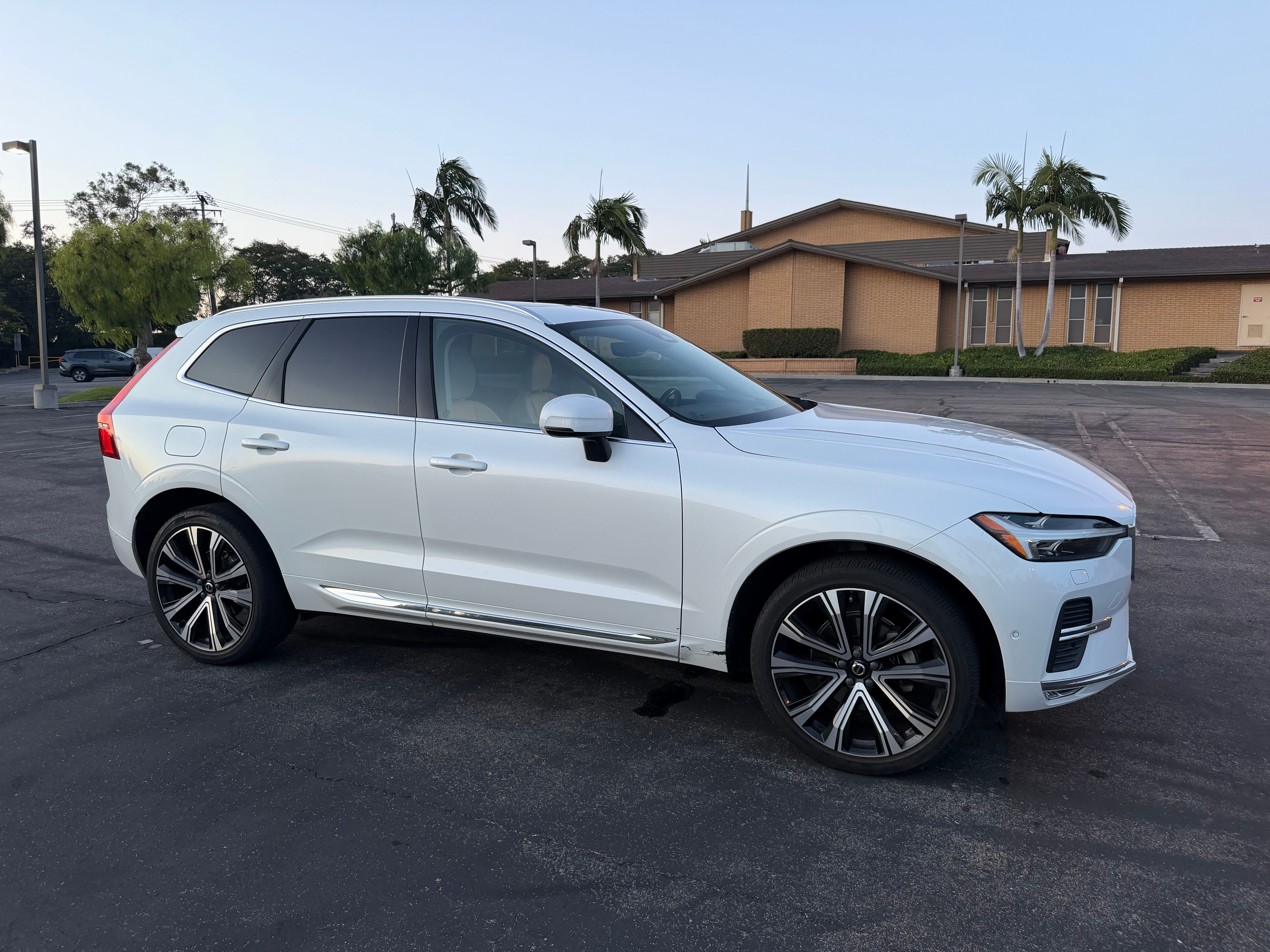 Used 2023 Volvo XC60 B5 Ultimate w/ Climate Package FWD image 2
