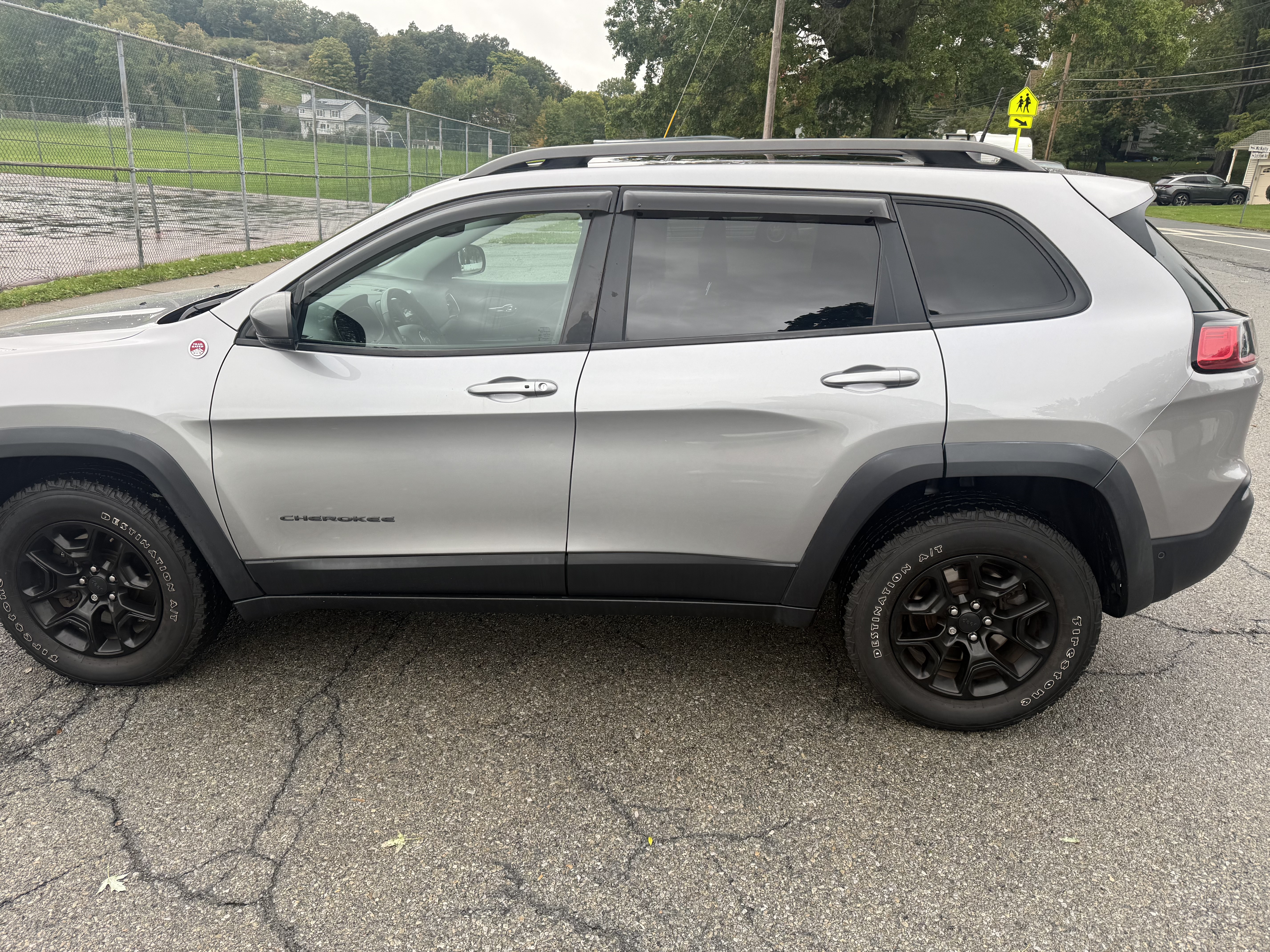 Used 2019 Jeep Cherokee Trailhawk AWD/4WD image 1