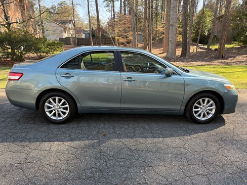 Used 2011 Toyota Camry XLE w/ SE/XLE Extra-Value Pkg image 2
