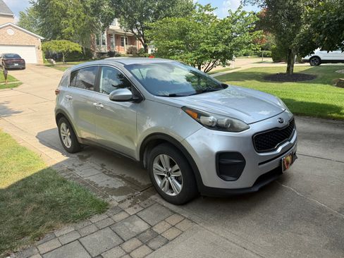 Used 2018 Kia Sportage LX FWD image 2