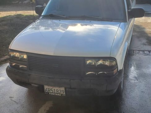 Used 2001 Chevrolet S10 Pickup 2WD Regular Cab image 11