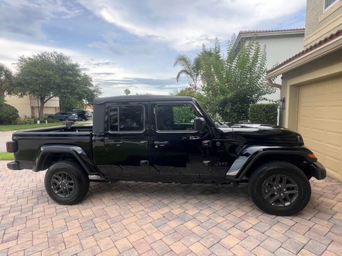 Used 2025 Jeep Gladiator Sport AWD/4WD image 1
