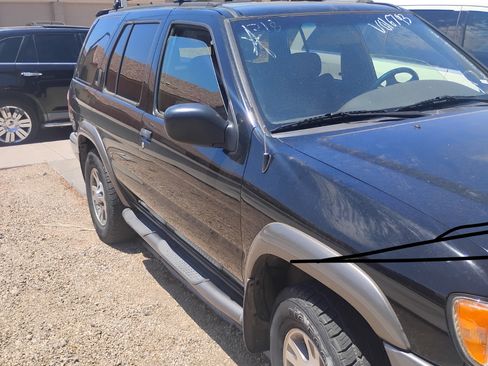Used 2000 Nissan Pathfinder SE RWD image 2