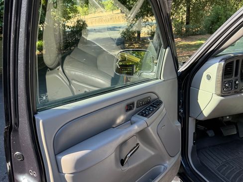 Used 2003 GMC Yukon XL Denali image 25