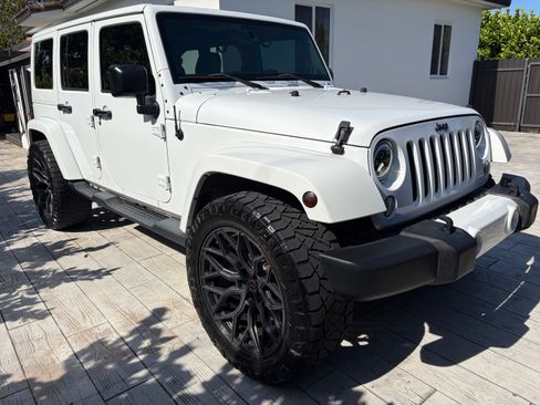 Used 2014 Jeep Wrangler Unlimited Sahara w/ Max Tow Package AWD/4WD image 9
