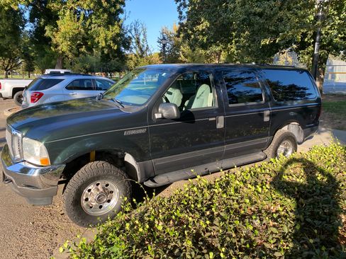 Used 2004 Ford Excursion XLT image 2
