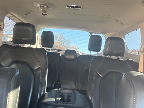 Used 2022 Chrysler Pacifica Touring-L w/ Uconnect Theater Family Group FWD image 12