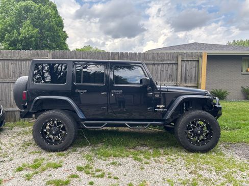 Used 2015 Jeep Wrangler Unlimited Sahara AWD/4WD image 4