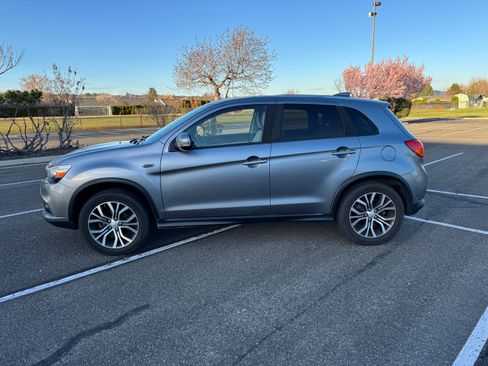 Used 2017 Mitsubishi Outlander Sport ES image 2