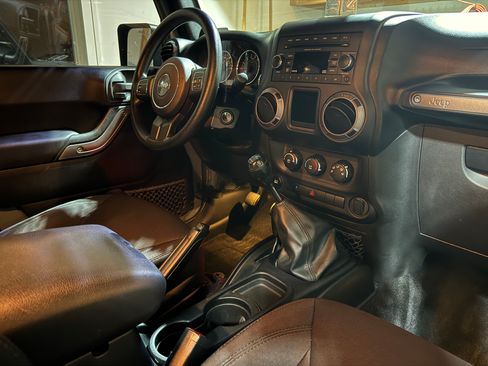 Used 2014 Jeep Wrangler Unlimited Sport image 6