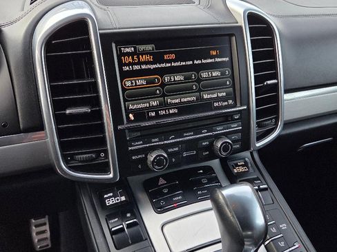 Used 2011 Porsche Cayenne Turbo image 9