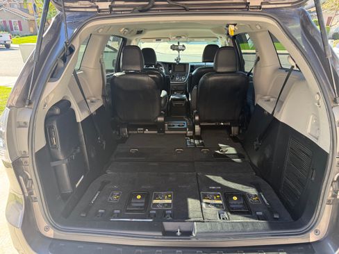 Used 2015 Toyota Sienna SE Premium image 11