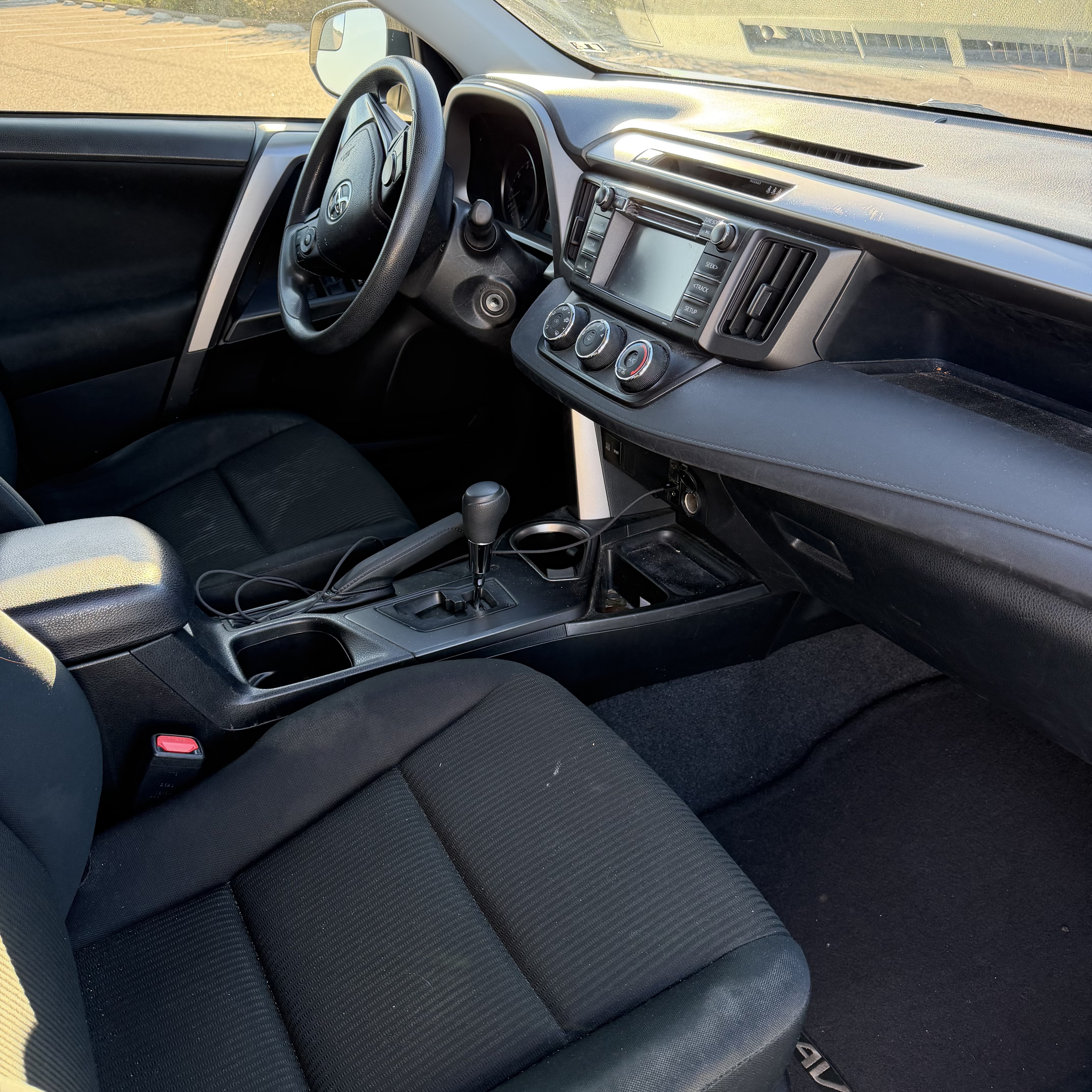 Used 2018 Toyota RAV4 LE w/ Carpet Mat Package FWD image 5
