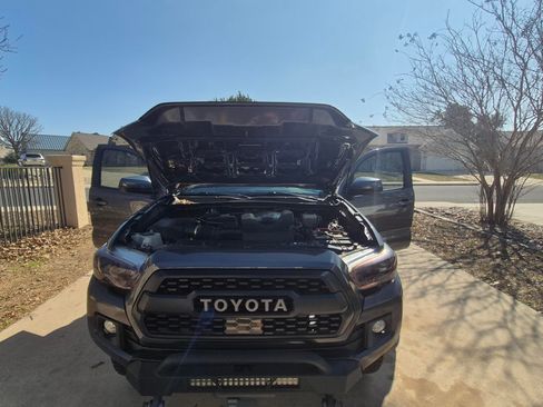 Used 2019 Toyota Tacoma TRD Off-Road w/ Technology Package image 18