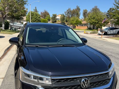 Used 2024 Volkswagen Taos SE w/ Panoramic Sunroof Package FWD image 1