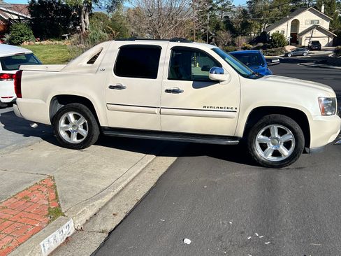 Used 2008 Chevrolet Avalanche LTZ w/ LTZ Preferred Equipment Group image 2