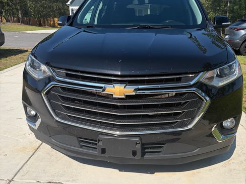Used 2021 Chevrolet Traverse LT FWD image 2