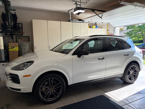 Used 2022 Porsche Cayenne Platinum Edition AWD/4WD image 2