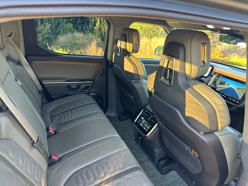 Used 2023 Rivian R1T Launch Edition image 27