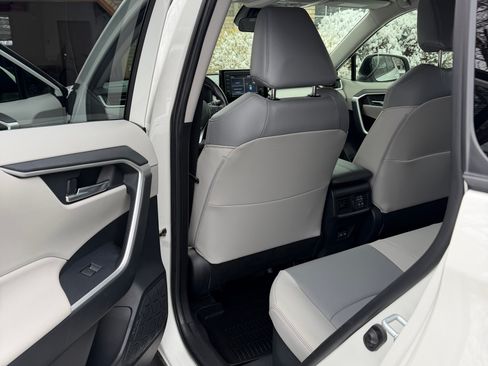 Used 2022 Toyota RAV4 XLE Premium image 13