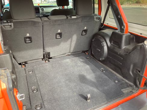 Used 2019 Jeep Wrangler Unlimited Sahara w/ Uconnect 4C Nav & Sound Group image 10