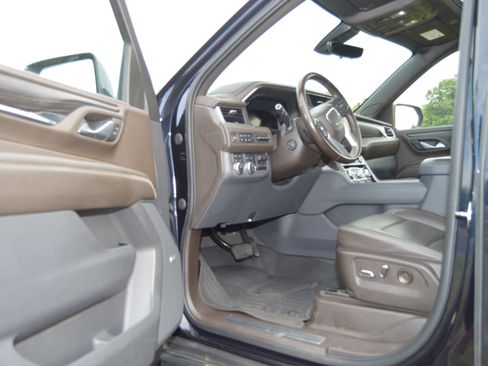 Used 2022 GMC Yukon Denali w/ Denali Premium Package AWD/4WD image 10