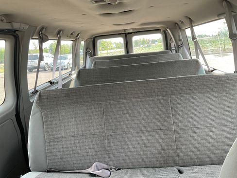Used 2002 Ford E-350 and Econoline 350 Club Wagon RWD image 9