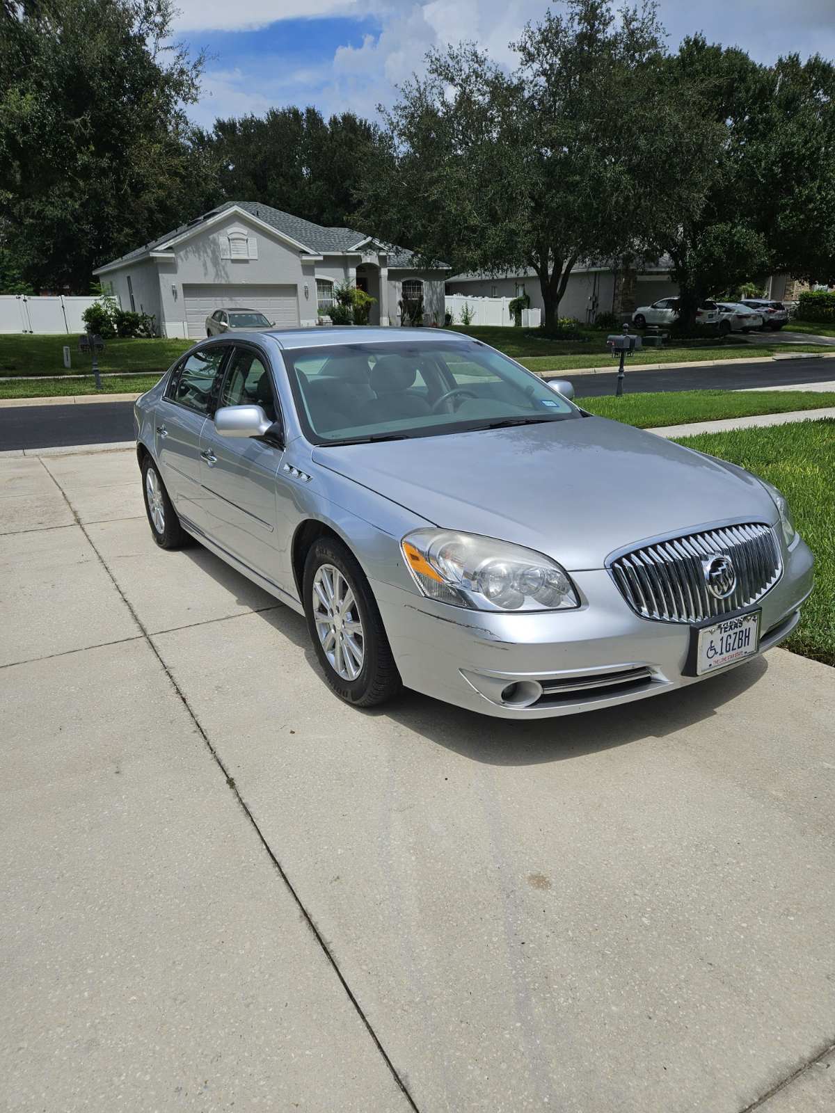 Used 2011 Buick Lucerne CXL FWD image 2