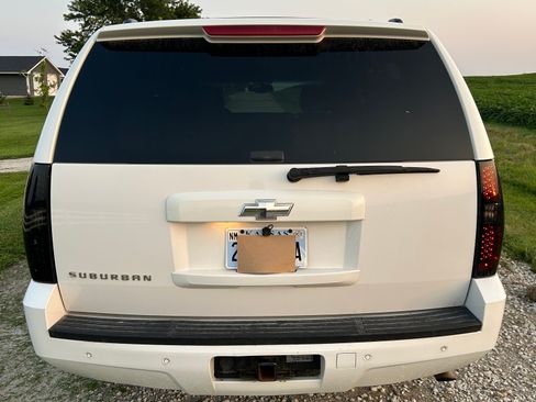 Used 2009 Chevrolet Suburban 2500 LT w/ Luxury Package AWD/4WD image 8