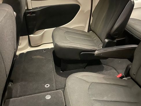 Used 2018 Chrysler Pacifica Touring Plus image 2