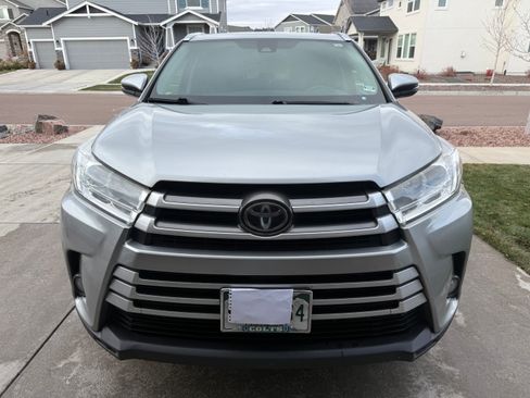 Used 2017 Toyota Highlander XLE image 2